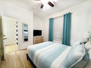 4 bedrooms, memory foam beds, travel crib, free WiFi - TROPICAL RESORT! Lazy River Water Slide +more!  4 BED/3 BATH (Davenport)