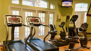 A home gym with treadmills, an elliptical, and a stationary bike. - 5*Luxury Villa 6BR,4BA 3Ensuits /Pool facing SE/10mins to Disney parks,free Wifi (Kissimmee)
