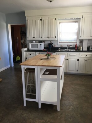 Fridge, microwave, oven, stovetop - Comfortable Ocean Breeze Home (Petit Étang)
