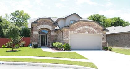 ¡¡Elegante!! Descuento BMT, cerca de Lackland, Sea World 4 millas, Six Flags 12 millas. Compras