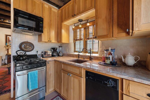 Fridge, microwave, oven, stovetop - Desert Sky - Railyard Adobe, Walk to the Plaza (Santa Fe)