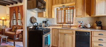Desert Sky- Sweet Retreat, Across from the Santa Fe River in The Rail Yard District