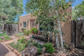 Terrace/patio - Desert Sky - Railyard Adobe, Walk to the Plaza (Santa Fe)