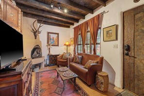 تلفزيون، مدفأة، مكتب