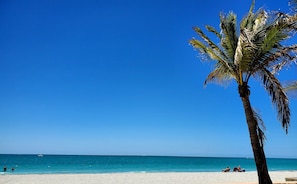 In Strandnähe, Liegestühle, Strandtücher