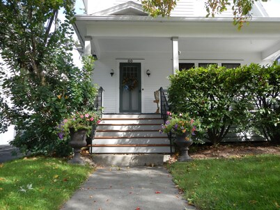 Excellent location, Private Outdoor Hot Tub, Downtown Burlington home