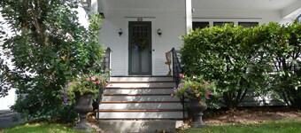 Excellent location, Private Outdoor Hot Tub, Downtown Burlington home
