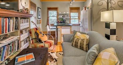 Downtown Carriage House Studio : Dream under Vaulted Ceilings