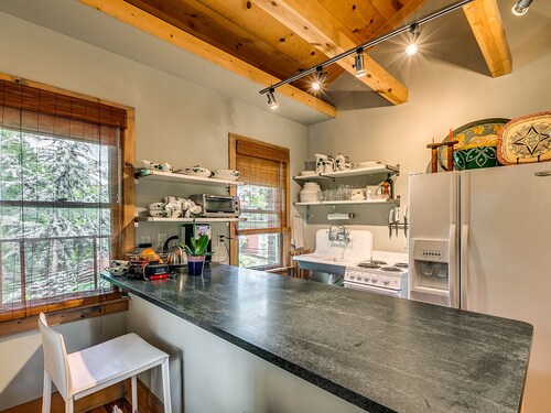 Downtown Carriage House Studio : Dream under Vaulted Ceilings 