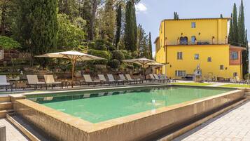 Una piscina al aire libre, una piscina climatizada