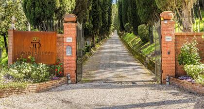 PRIVATE TUSCAN VILLA WITH HEATED SWIMMING POOL - JACUZZI SPA - SAUNA - EVENTS