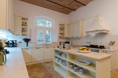 PRIVATE TUSCAN VILLA WITH HEATED SWIMMING POOL - JACUZZI SPA - SAUNA - EVENTS