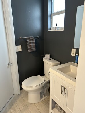 Combinazione doccia/vasca, asciugacapelli, asciugamani, sapone
