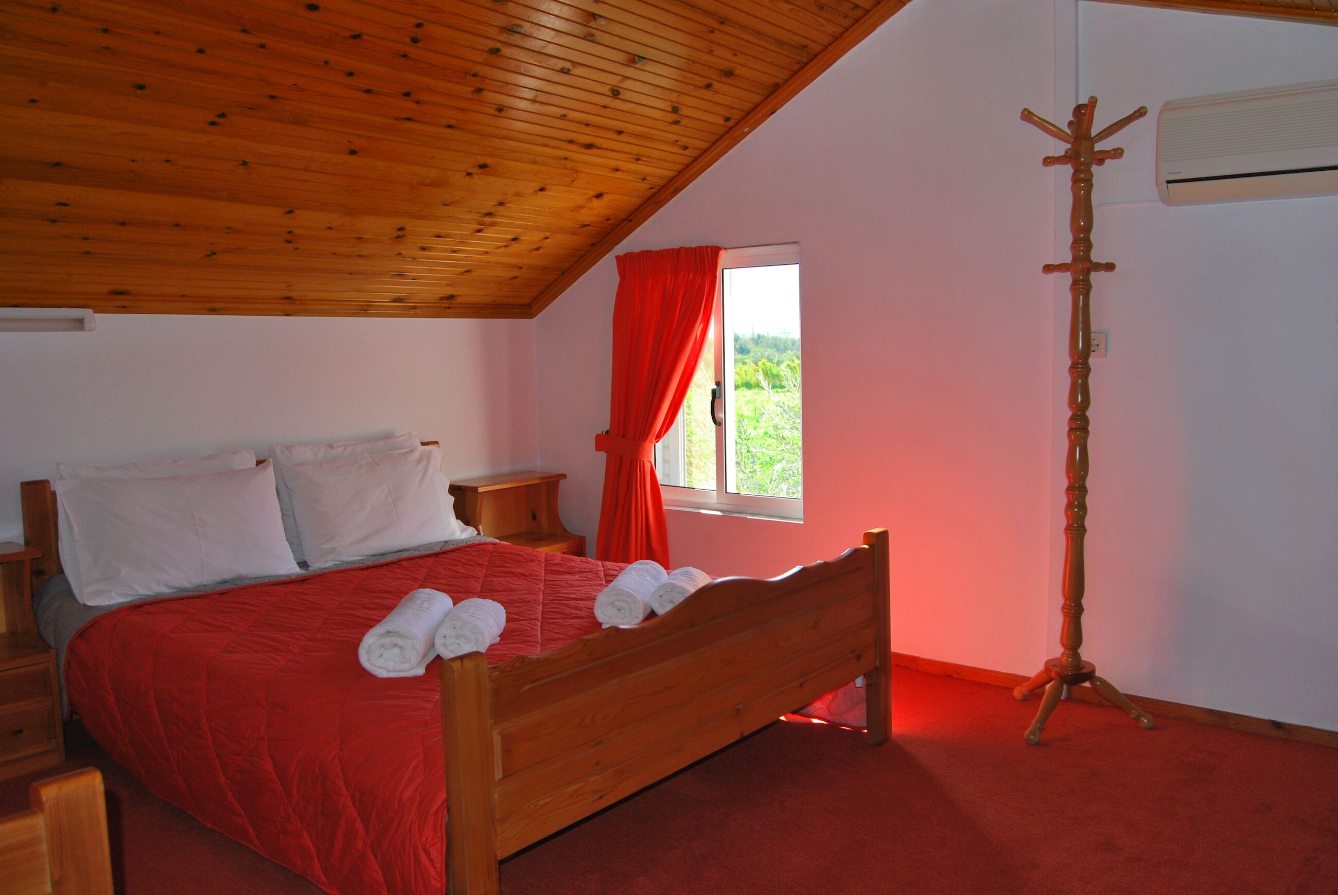 Tabla de planchar con plancha, wifi gratis y ropa de cama 