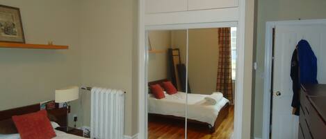 1 chambre, fer et planche à repasser, accès Internet, draps fournis