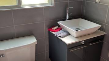 Dusche, Haartrockner, Handtücher, Toilettenpapier