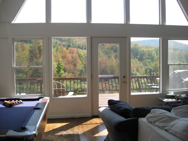 Games room - NEW HOT TUB + MOUNTAIN VIEWS+200MPS NET= HAPPY (Halcott Center)