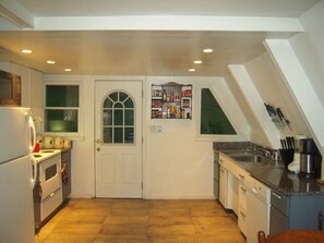 Fridge, microwave, oven, stovetop - NEW HOT TUB + MOUNTAIN VIEWS+200MPS NET= HAPPY (Halcott Center)