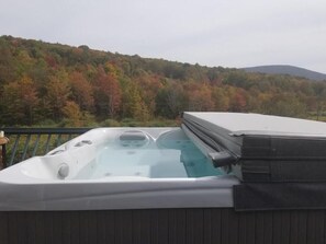 Outdoor spa tub - NEW HOT TUB + MOUNTAIN VIEWS+200MPS NET= HAPPY (Halcott Center)