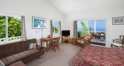 Ocean View, Full Kitchen, Gorgeous Top Floor Suite surrounded by Tropical Garden