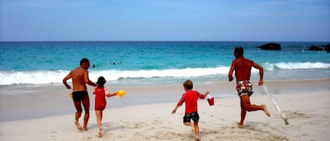 Playa en los alrededores, camastros y toallas de playa