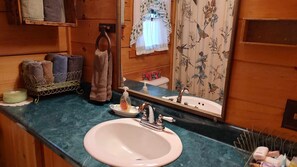 Kombinert dusj/badekar, hårføner, håndklær og såpe