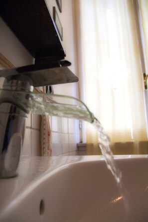 Hårføner, bidé, håndklær og såpe