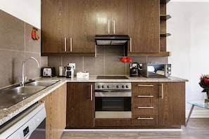 Kühlschrank, Mikrowelle, Ofen, Herdplatte