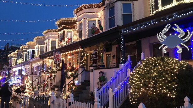 A row of houses decorated with holiday lights and ornaments. - Artsy Homey Rowhouse, 3bdrm & office, quiet urban area, free parking, fast WiFi (Baltimore)
