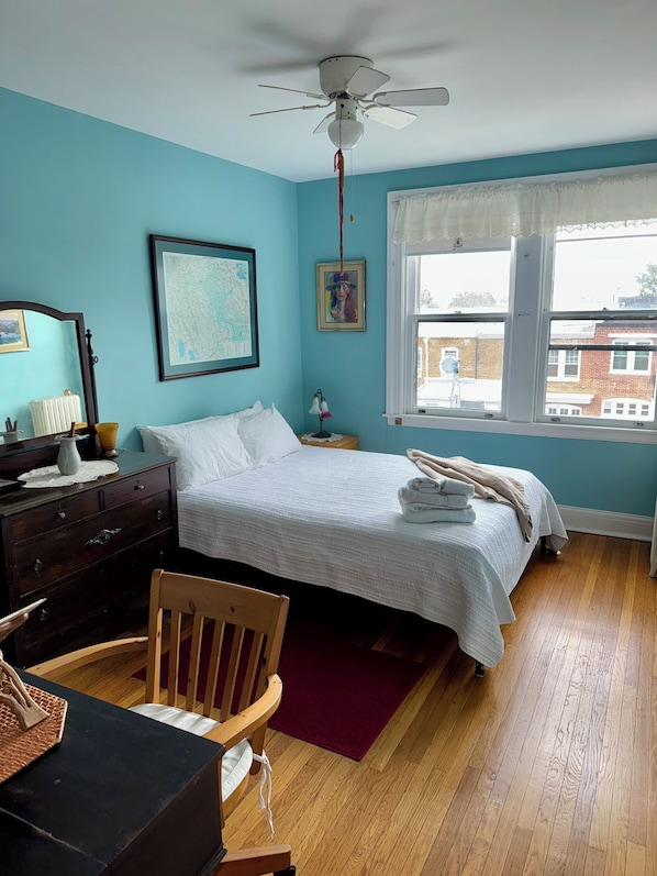 3 chambres, bureau, fer et planche à repasser, lit de bébé portatif