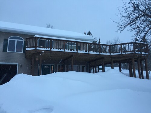 Newer home-4 Seasons-Canal Views-Fireplace-Huge Deck-Great Location in Houghton