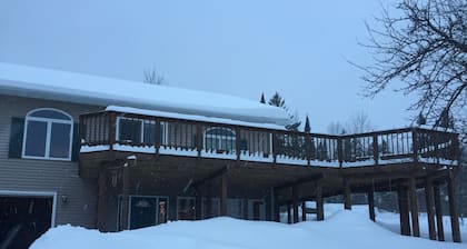 Newer home-4 Seasons-Canal Views-Fireplace-Huge Deck-Great Location in Houghton