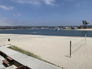 På stranden, liggestole, badehåndklæder