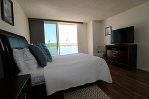 2 bedrooms, iron/ironing board, travel crib, free WiFi - On the beach. Misson Bay. Right on the Water (San Diego)
