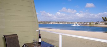 On the Beach!! Perfect for Families. Right on the Water