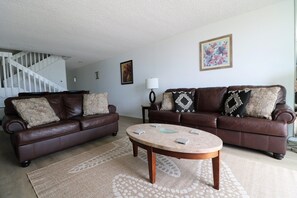 Een smart-tv, een open haard, een filmbibliotheek en een stereo