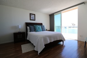 2 habitaciones, tabla de planchar con plancha y cuna de viaje