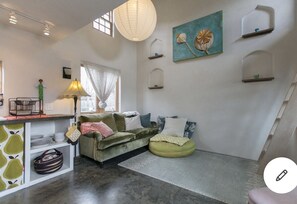 Smart TV - Moroccan Inspired Cottage (Asheville)