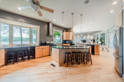 Family Vacations, Reunions, Anniversaries, Holidays, Graduations, Lakefront