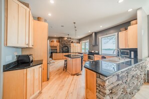 Refrigerador, microondas, horno y parrilla de estufa 