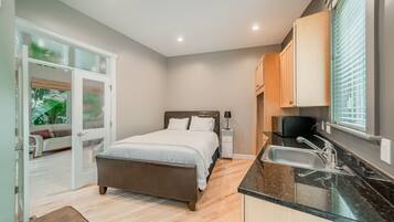 9 Schlafzimmer, Betten mit Memory-Foam-Matratzen, Schreibtisch