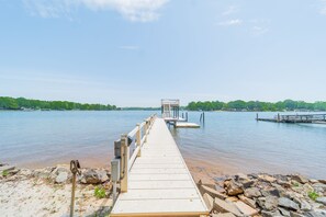 På stranden, solstolar och strandhanddukar