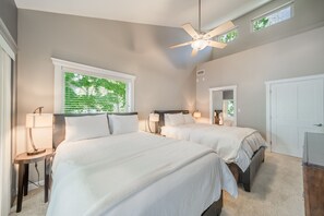 9 bedrooms, memory foam beds, desk, iron/ironing board - Family Vacations, Reunions, Anniversaries, Holidays, Graduations, Lakefront (Mooresville)