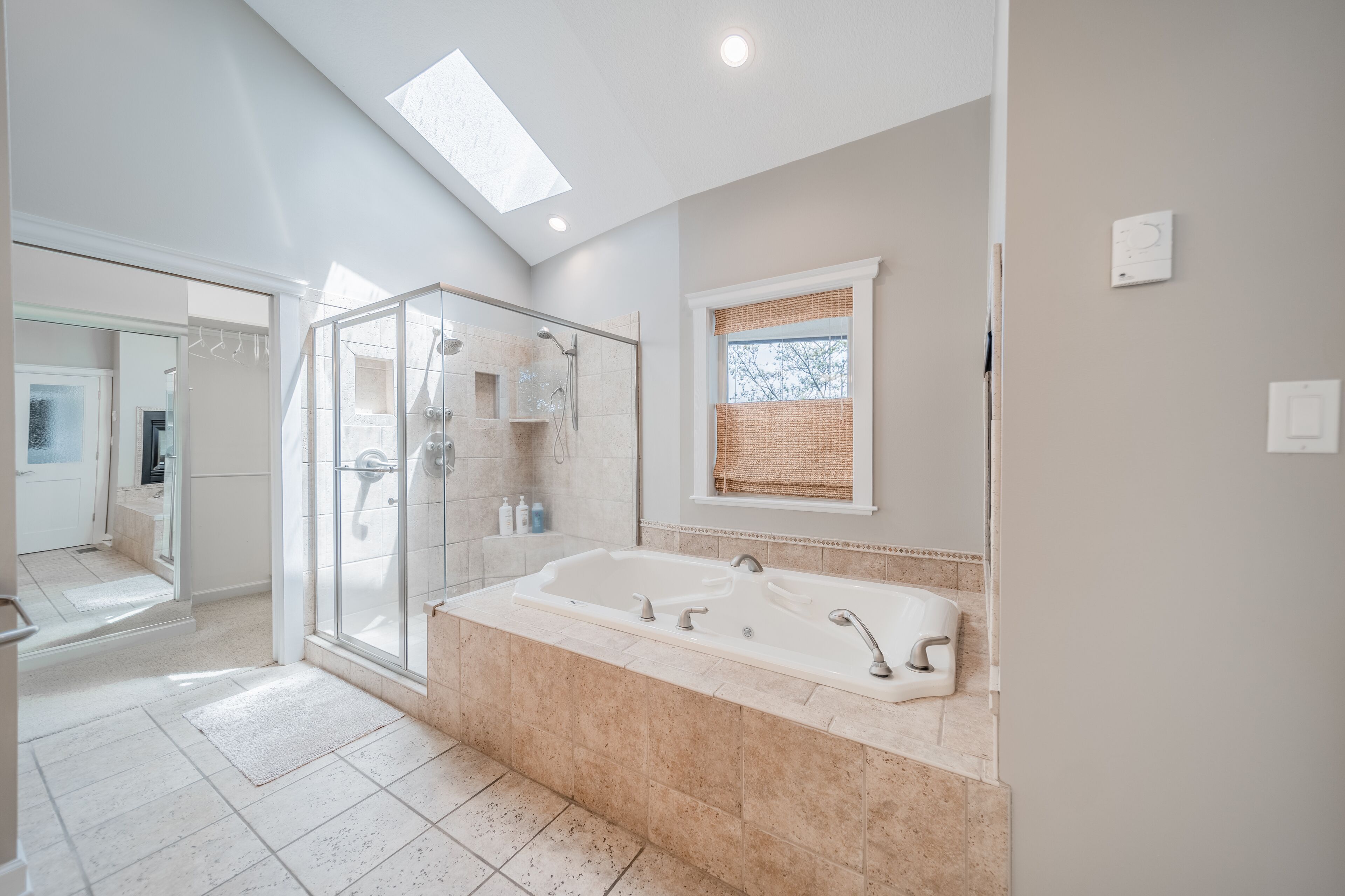 Combined shower/bathtub, jetted bath, hair dryer, heated floors