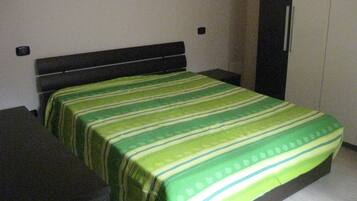 2 bedrooms, internet, bed sheets