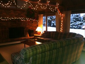 Smart TV, chimenea, reproductor de DVD y futbolito