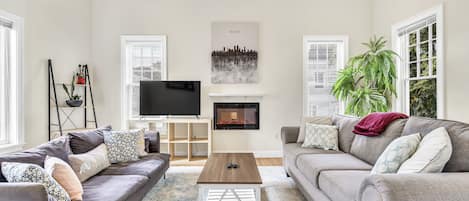 Smart-TV, Kamin, Bücher, Videothek