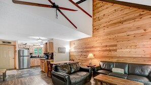 A spacious living area with a fireplace, leather sofas, and a wooden ceiling. - Camelback,Aquatopia/Camelbeach Waterparks,Pool,Tennis,Paintball,Zip-Line,Jacuzzi (Tannersville)