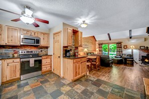 冷蔵庫、電子レンジ、オーブン、コンロ