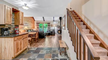 Smart-TV, Kamin, Videospiele, DVD-Player